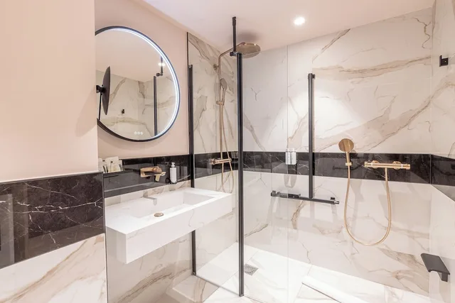 غرفة سوبيريور بسرير كوين بشرفة، Golden Tulip Aix Les Bains 3/3