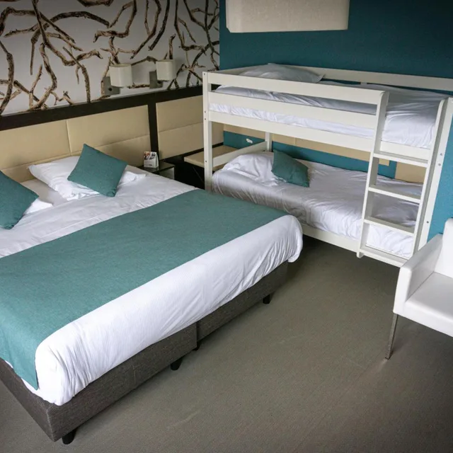 Room, Quintuple، The Originals Hotel La Marebaudiere 2/7