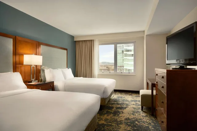 جناح بريميوم بسرير كوين بإطلالة على الجبل، Embassy Suites By Hilton Denver Downtown Convention Center 1/3