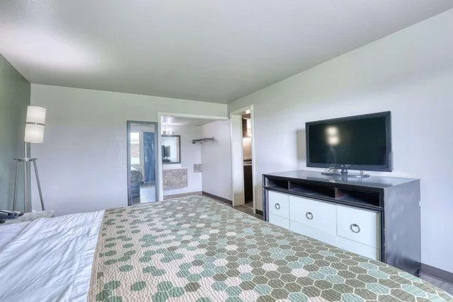 Efficiency, Suite, King Bed، Suburban Studios Neenah-Appleton 2/3