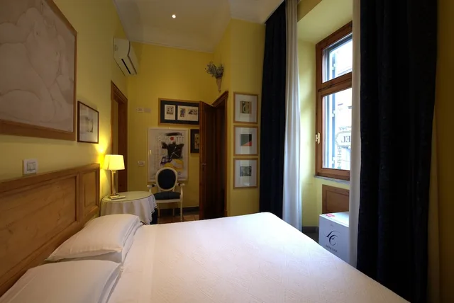 Room, Double Bed, Street View, Small، Hotel Locanda Cairoli 4/10