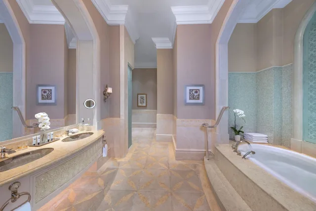 2 Bedrooms, Palace, Suite, Beach Front, Club Lounge Access، Emirates Palace Mandarin Oriental Abu Dhabi 1/1