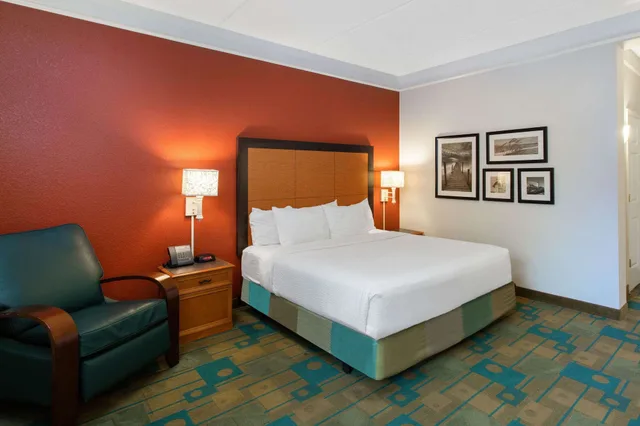 غرفة بسرير كينج لذوي الإعاقة، La Quinta Inn & Suites by Wyndham Jacksonville Butler Blvd 10/10