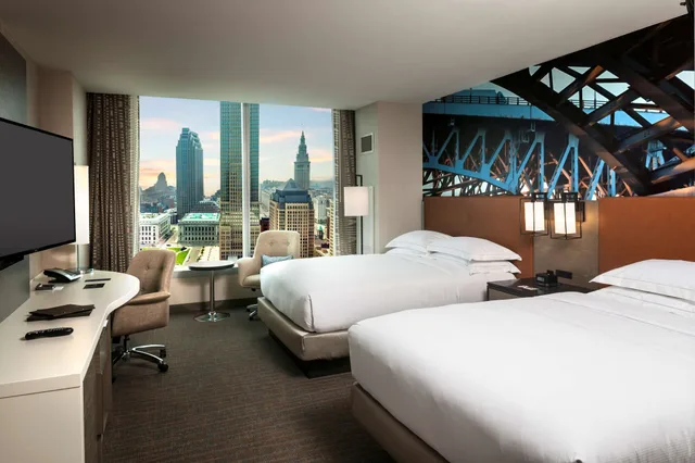 غرفة بسريرين كوين بإطلالة على البحيرة في طابق مرتفع لذوي الإعاقة، Hilton Cleveland Downtown 5/8