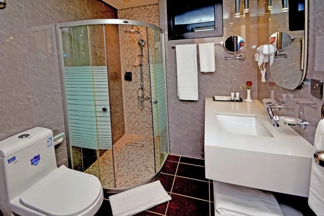 غرفة قياسية بسريرين منفصلين بإطلالة على المدينة، فندق ايه دبليو الرياض(AW Hotel Riyadh) 3/4