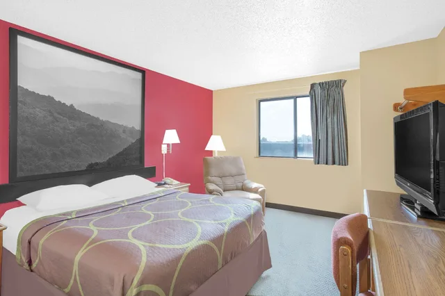 غرفة بسرير كوين لذوي الإعاقة، Super 8 by Wyndham Roanoke VA 1/8