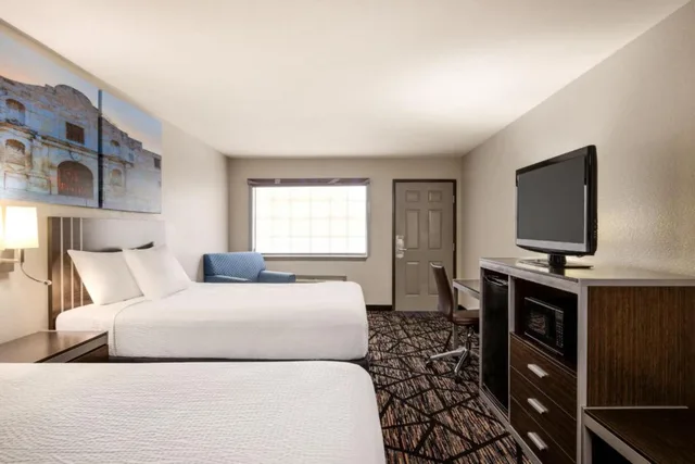 غرفة رباعية بسريرين كوين لذوي الإعاقة، Days Inn By Wyndham San Antonio Near Fiesta Park 1/3