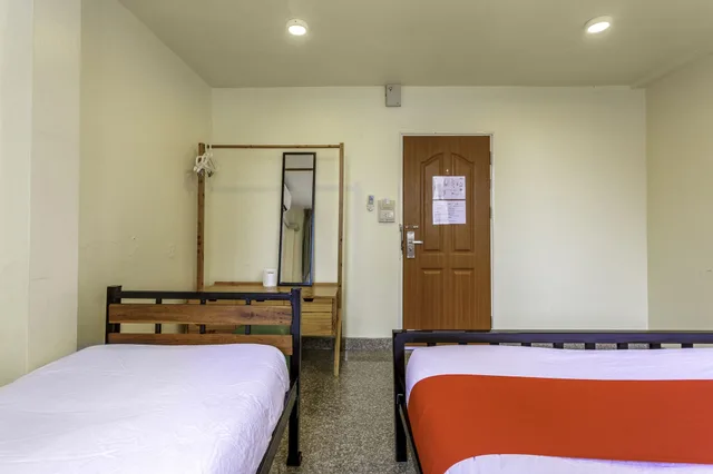 غرفة أساسية ثلاثية بسرير مزدوج وسرير فردي، OYO 928 Leaf Hostel 2/3