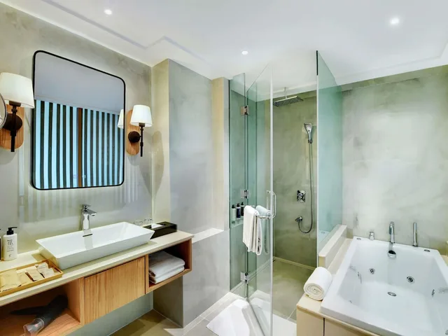 جناح تنفيذي بسرير كوين بإطلالة على المسبح بشرفة، NOVOTEL HYDERABAD AIRPORT 5/6