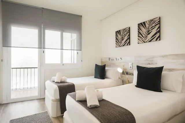 3 Bedrooms, Deluxe, Apartment, 4 Beds, Beach Front, Sea View, Sofa، Sitges Group Ribera 1/6