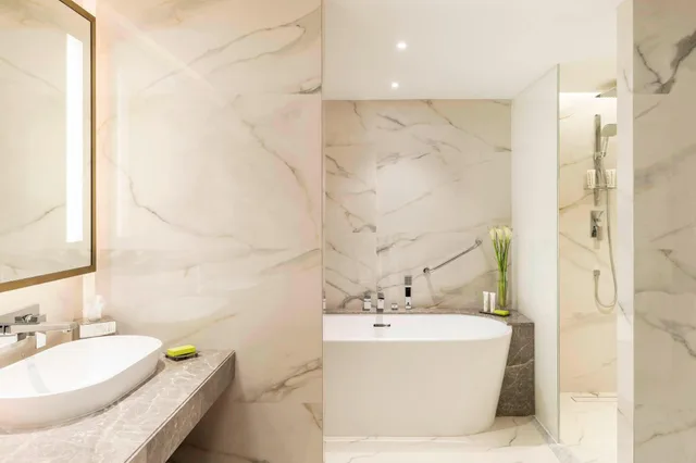 Deluxe, Suite, King Bed, Le Meridien Dubai Hotel and Conference Centre 4/5