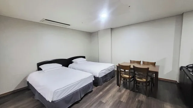 غرفة بريميير ثلاثية بسريرين منفصلين، Ramada Hotel & Suites by Wyndham Seoul Namdaemun 6/10