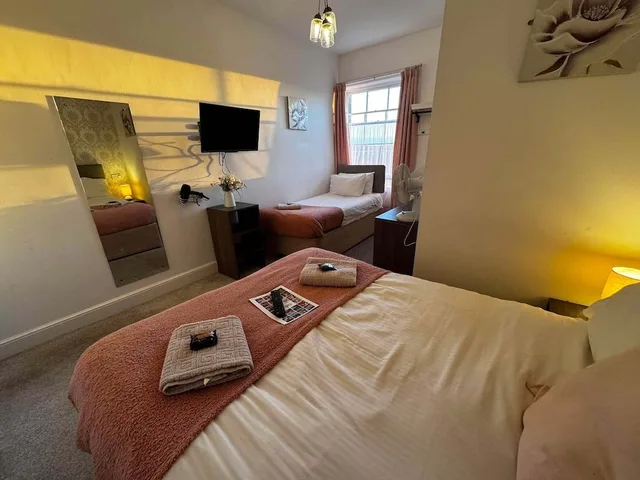 Silver, Family, 1 Double and 1 Single Bed، Hotel Mon Ami 4/10