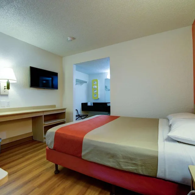 1 Queen Bed Micfridge, Motel6 Seattle, WA - Airport 1/10