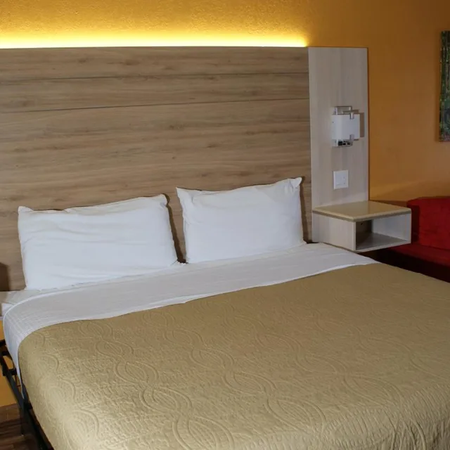 غرفة ديلوكس بسرير كينج مع أريكة، Home Town Inn And Suites 8/9