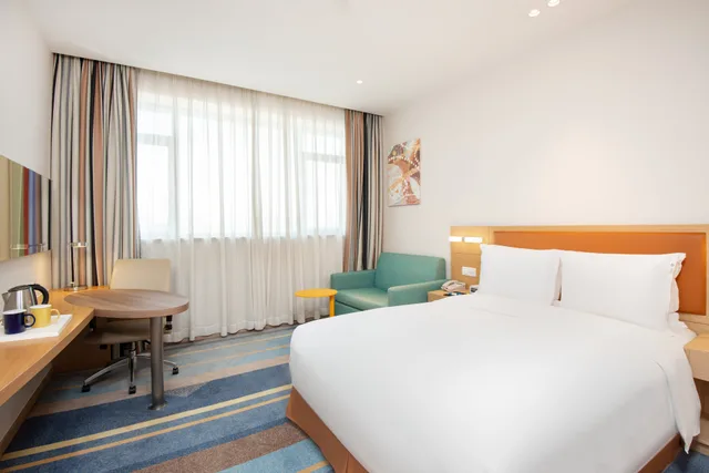 1 Bedroom, Suite, Queen Bed, Accessible, Holiday Inn Express Shanghai Zhenping 1/2