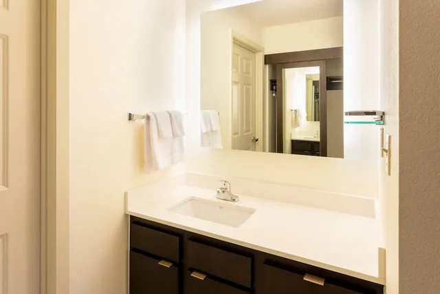 جناح بسرير كوين بغرفة نوم واحدة مع أريكة، Residence Inn By Marriott Minneapolis St Paul Roseville 4/4