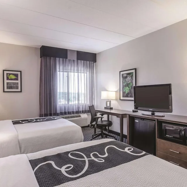 غرفة ديلوكس بسريرين كوين، La Quinta Inn and Suites by Wyndham Warwick Providence Airport 3/5