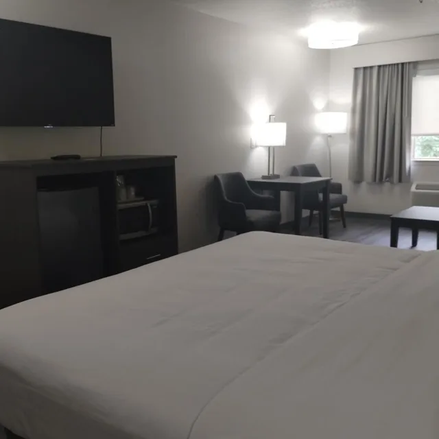 غرفة قياسية بسرير كينج مع أريكة بحوض جاكوزي، Quality Inn & Suites Wilsonville OR 7/10