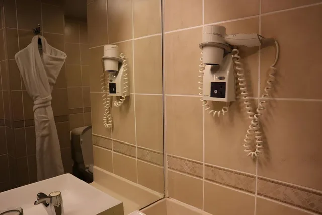 جناح بسرير كوين، Al Ain Palace Hotel 7/8