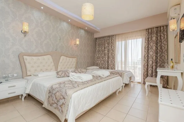 جناح سوبيريور بسرير كينج بإطلالة على البحر مع أريكة، Maranton Beach Hotel 1/7