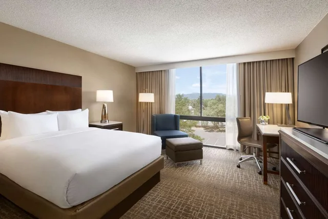 غرفة بريميوم بسرير كينج، Hilton Fort Collins 1/1