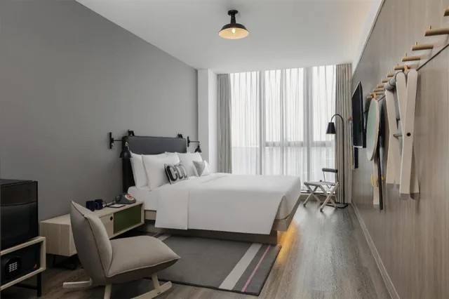 غرفة بسرير كينج بإطلالة على المدينة، Moxy Shanghai Hongqiao NECC 3/5