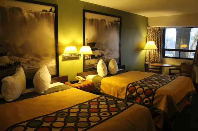 غرفة قياسية بسريرين كوين، Super 8 By Wyndham Niagara Falls North 2/5