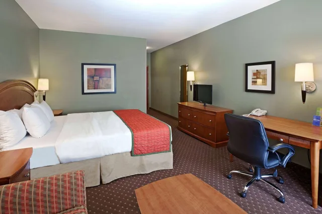 غرفة بسرير كينج لذوي الإعاقة، La Quinta Inn & Suites by Wyndham Olathe 4/6