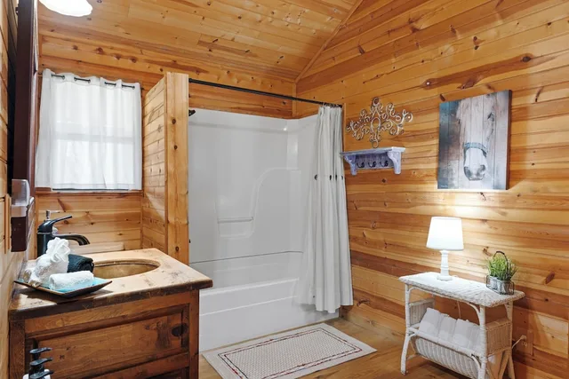 1 Bedroom, Signature, Cabin, King Bed, Hill View, Hot Tub، City on a Hill at Spring Creek 8/9