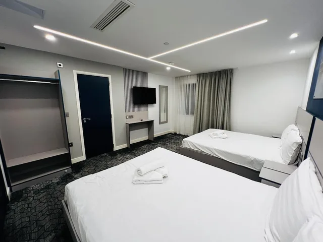 غرفة ديلوكس رباعية بسرير كينج وسريرين منفصلين لذوي الإعاقة، Ilford Grand Hotel 1/2