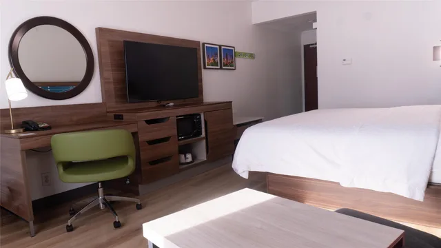 غرفة بسرير كينج مع أريكة، Hampton Inn Suites Houston Katy 2/6