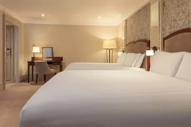 غرفة سوبيريور بسريرين مزدوجين، DoubleTree by Hilton Harrogate Majestic Hotel & Spa 2/2
