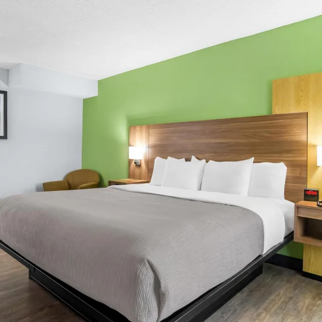 جناح بسرير كينج بمنطقة جلوس للمدخنين، Quality Inn & Suites Greenville - Haywood Mall 2/3