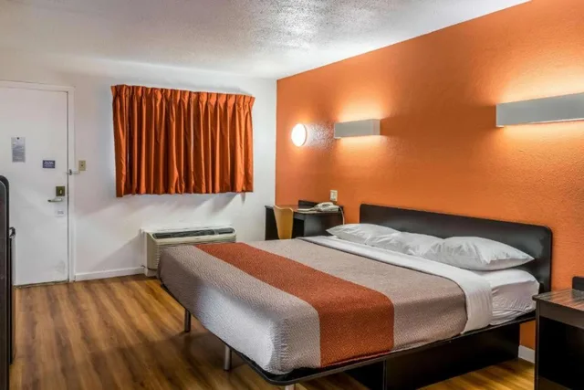 1 Queen Bed Micfridge، Motel6 Chico, CA 1/8