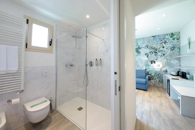 جناح بشرفة، Hotel Bristol 4/7