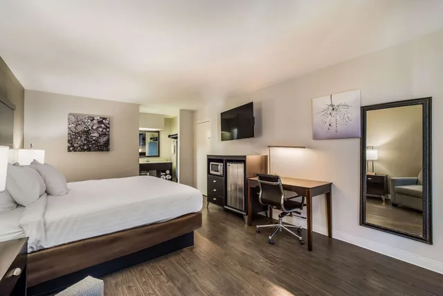Upgrade, King Bed، Clarion Inn & Suites Florence - Darlington 1/4