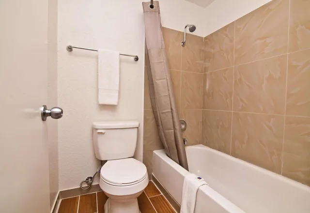 غرفة بسرير كينج لذوي الإعاقة، Motel6 Bremerton, WA 6/8