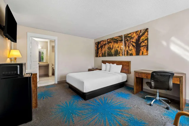 غرفة بسرير مزدوج، Days Inn by Wyndham Dubuque 2/4