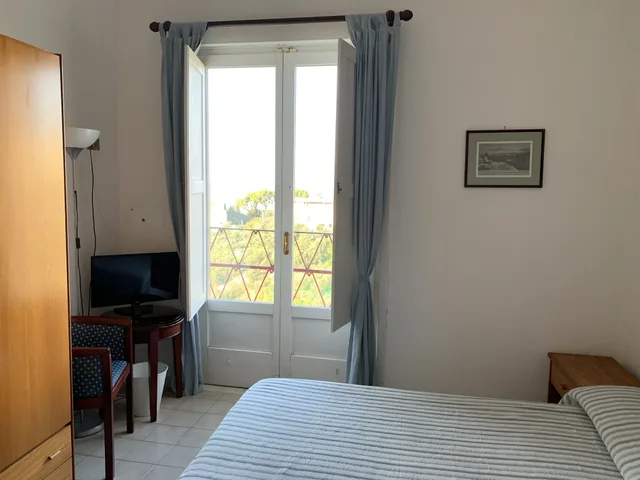 غرفة كلاسيكية بسرير مزدوج بإطلالة جزئية على البحر، Hotel Dania 4/10