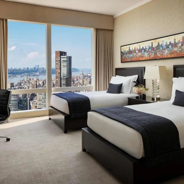 غرفة بسريرين منفصلين بإطلالة على النهر بحوض استحمام لذوي الإعاقة، Mandarin Oriental New York 1/3