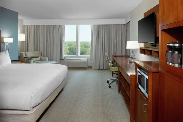 غرفة ركنية بسرير كينج بحوض جاكوزي، Doubletree By Hilton Hotel Biloxi 1/4