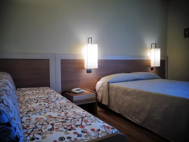غرفة ثلاثية، Hotel Country Club 5/10