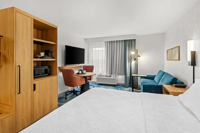 غرفة بسرير كينج بإطلالة على المدينة مع أريكة، Hampton Inn Duluth Canal Park 1/10