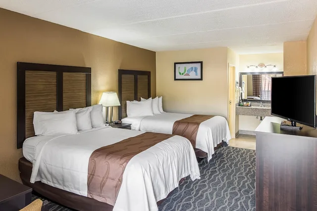 غرفة قياسية بسريرين مزدوجين، Quality Inn Forest City, NC 6/10