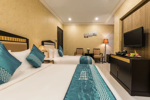 Deluxe, Triple, 1 Queen and 1 Single Bed, Partial River View، Ibiza Riverfront Hotel Da Nang 5/9