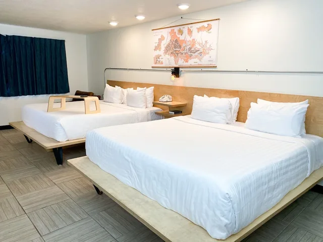 استوديو بسريرين كينج وسرير بطابقين بمطبخ صغير، University Inn 2/3