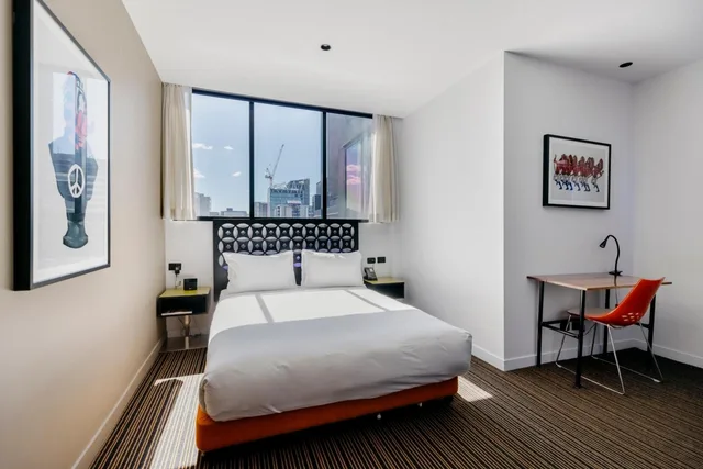 Room, Queen Bed, Urban View، The Constance 1/1