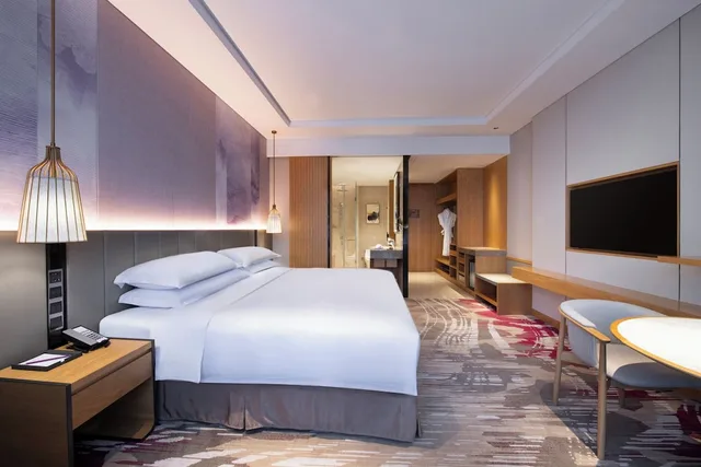 غرفة قياسية بسرير كينج بشرفة، Crowne Plaza Huzhou 1/5