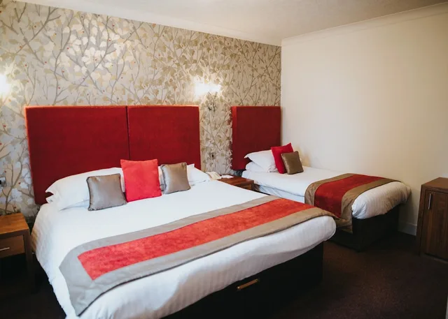 غرفة عائلية ثلاثية بسرير مزدوج، CBH Oaklands Hall Hotel 1/7